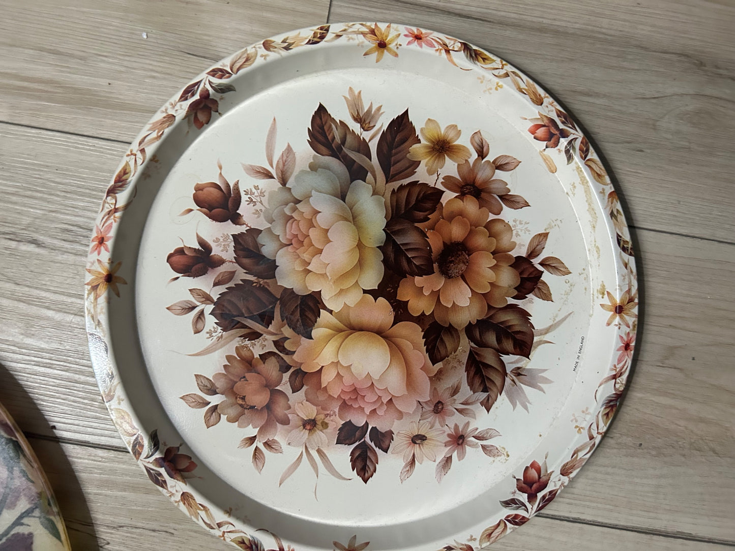 Round metal roses tray