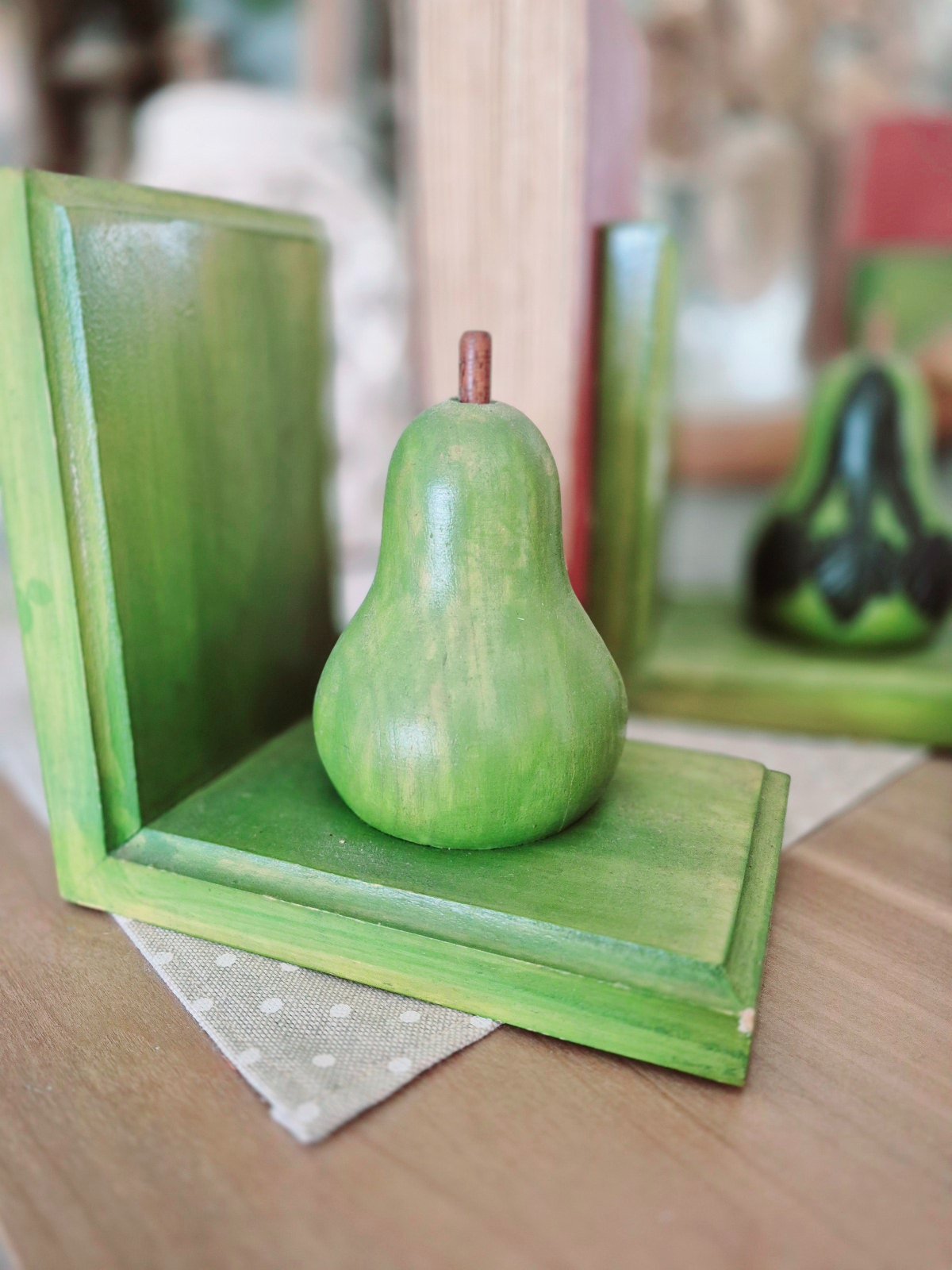 Pear of bookends