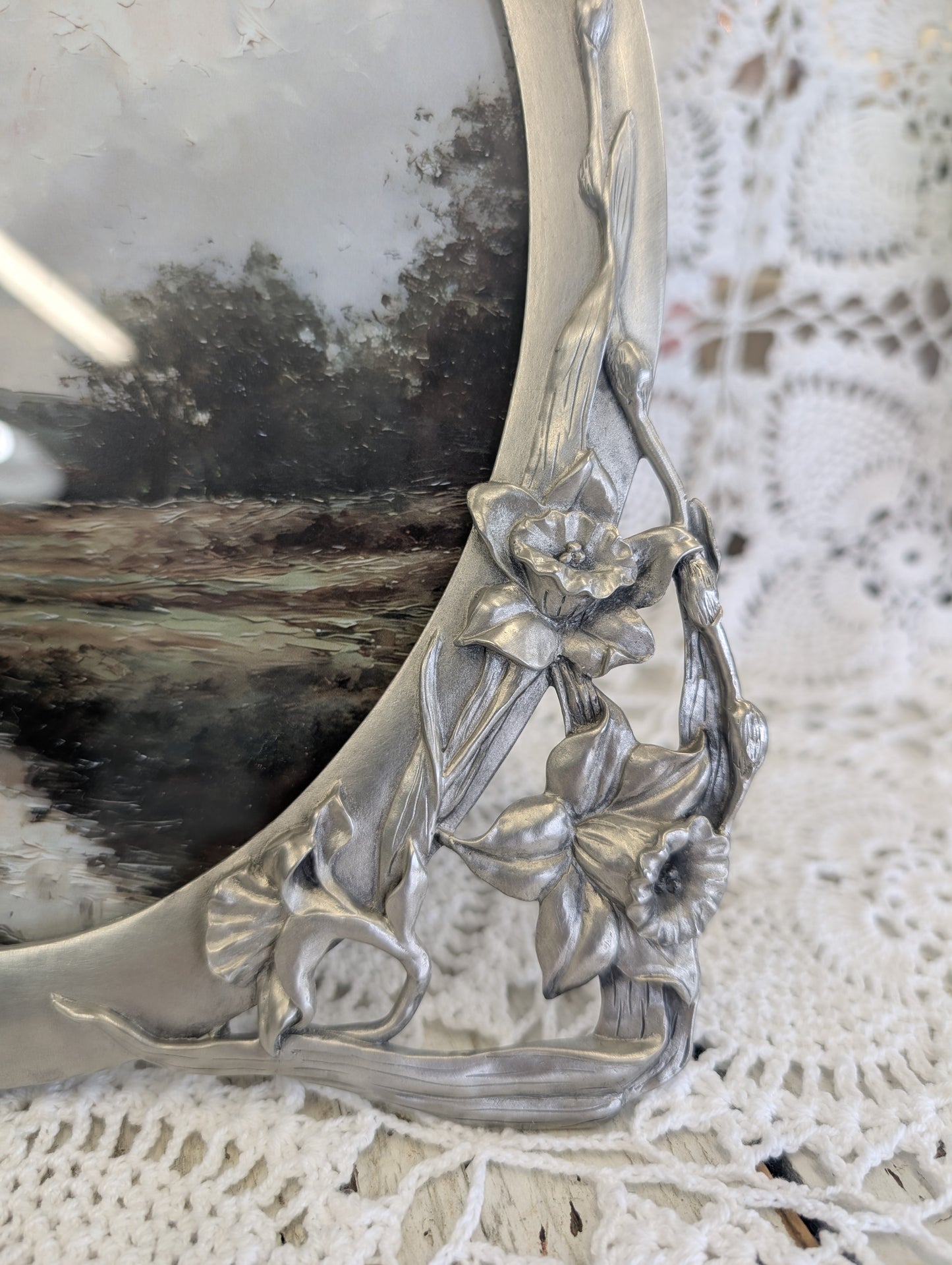 Daffodil Oval frame Pewter