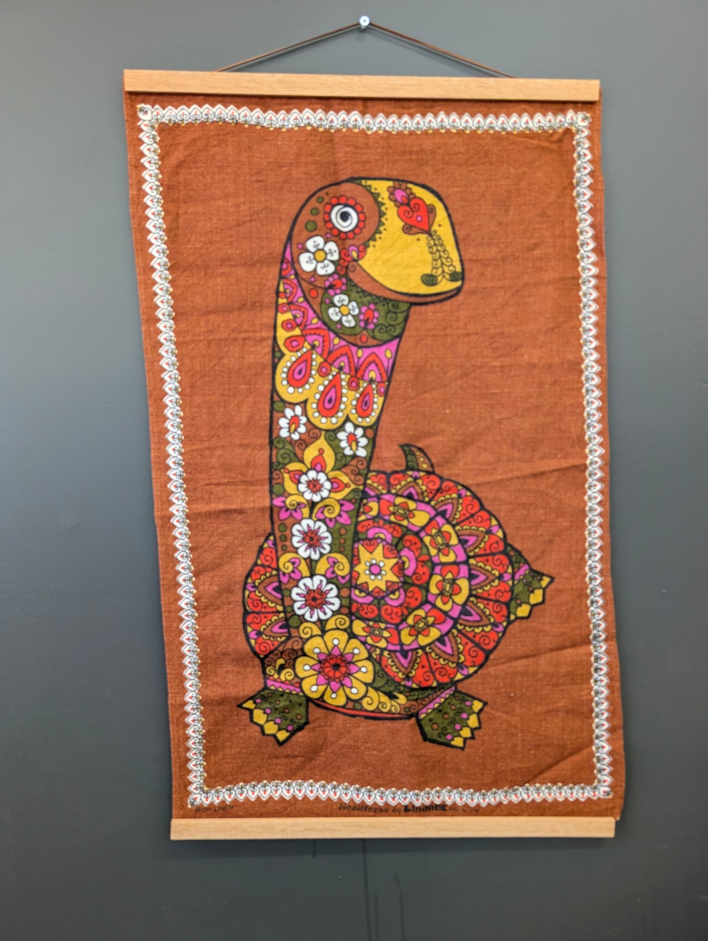 Turtle hanging linen