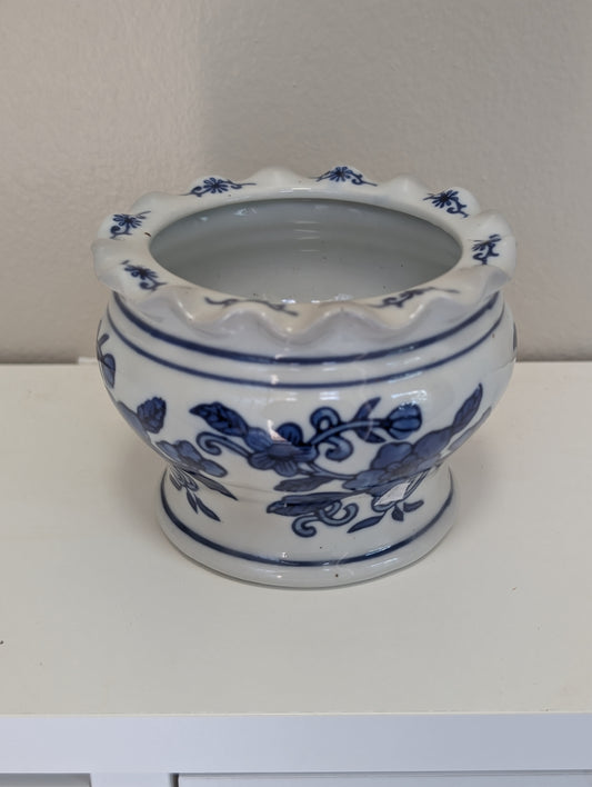 Blue and white small potb