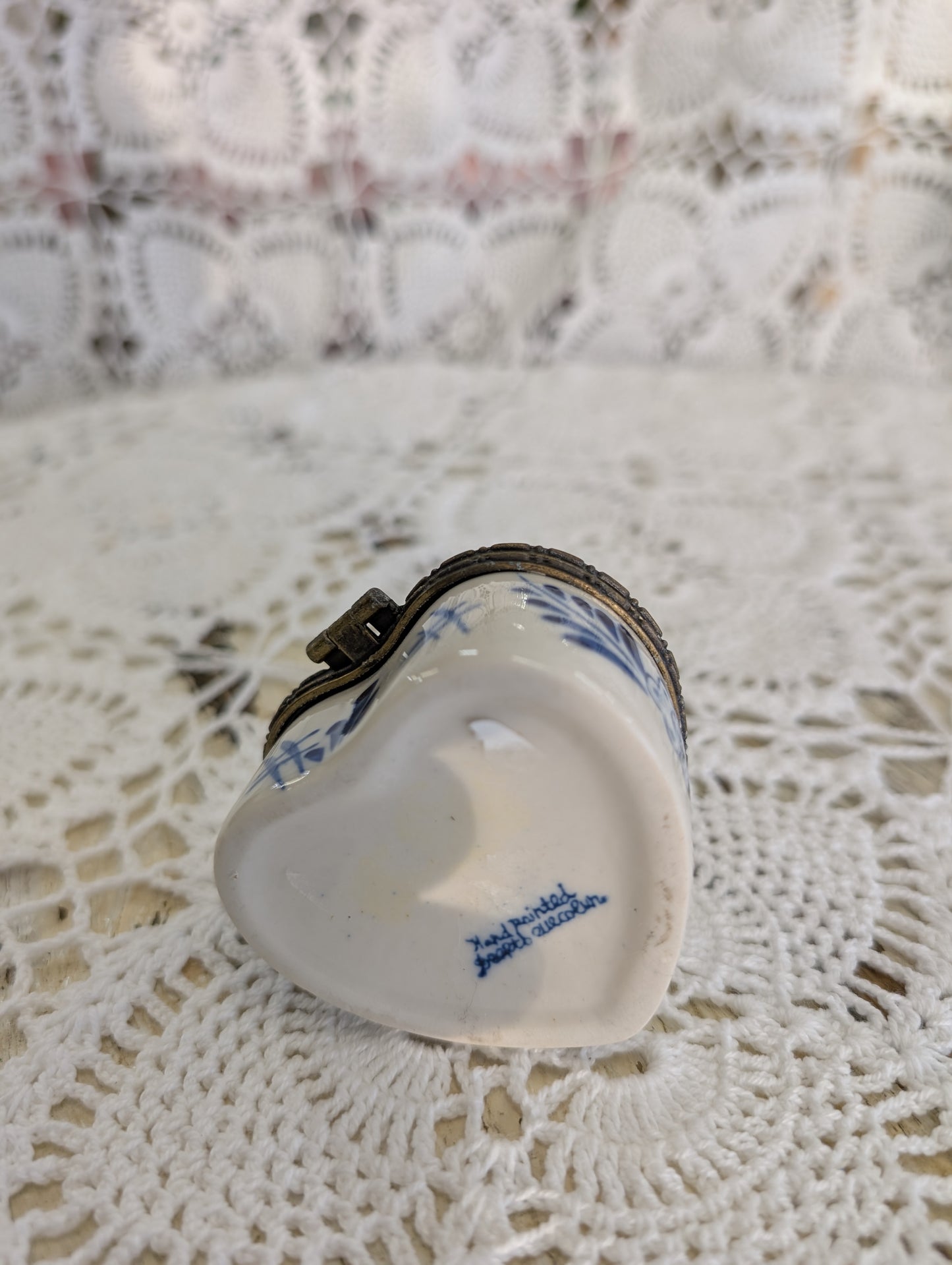 Ceramic heart container