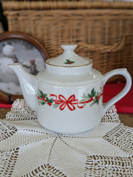 Holly Teapot