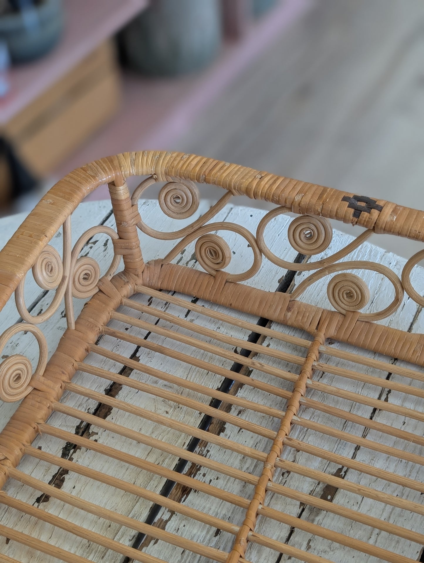 Scroll side tray