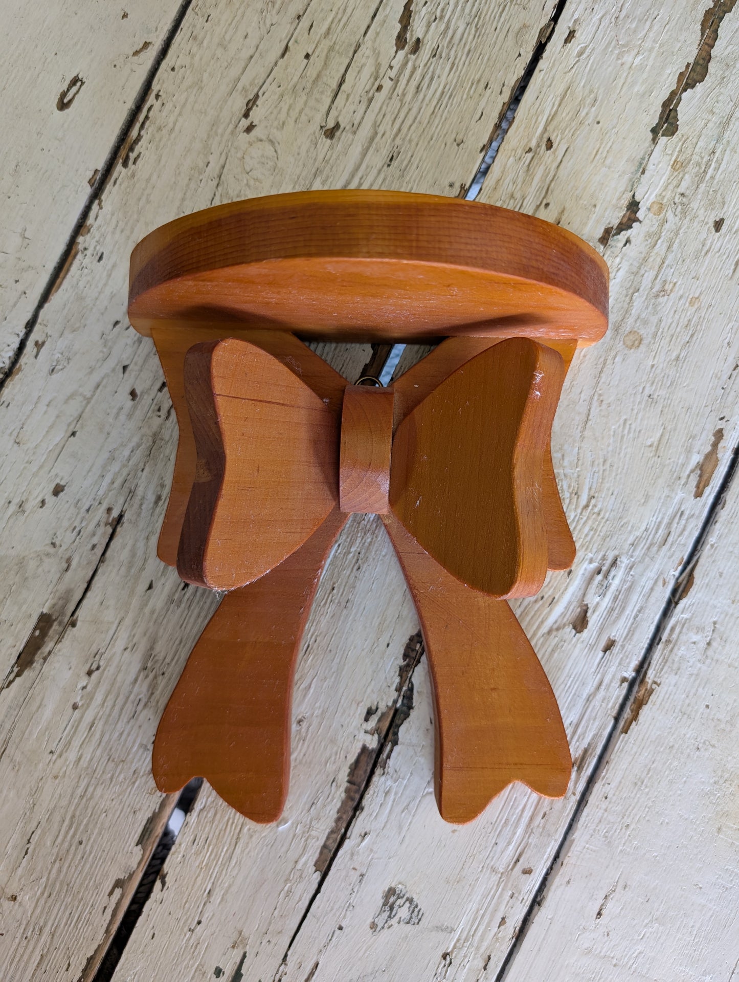 Wooden bow shelf