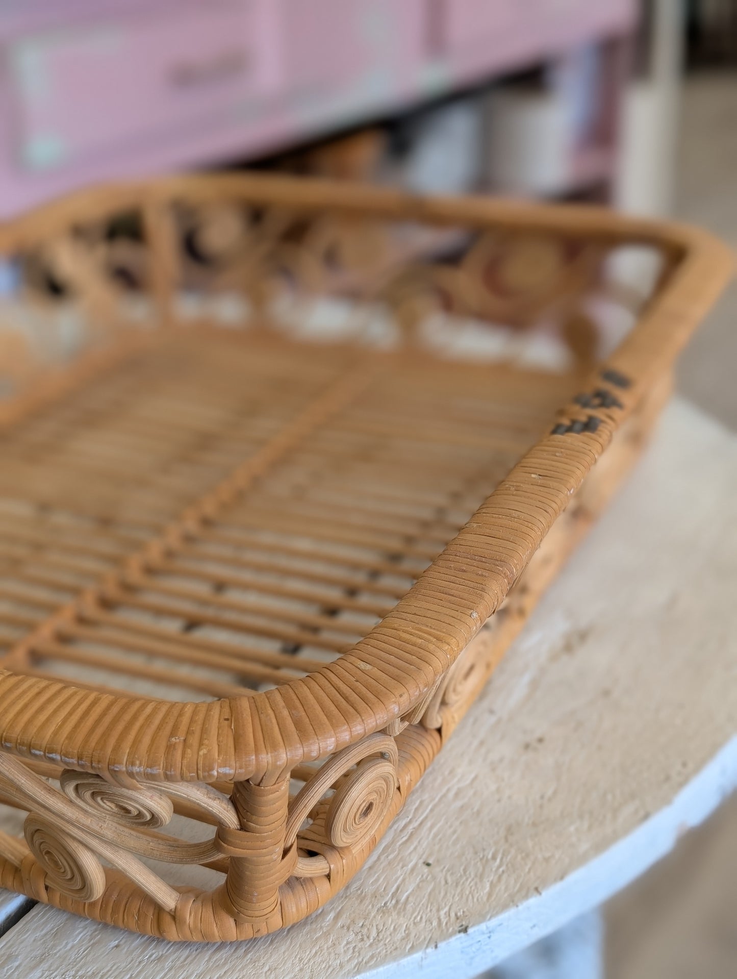 Scroll side tray