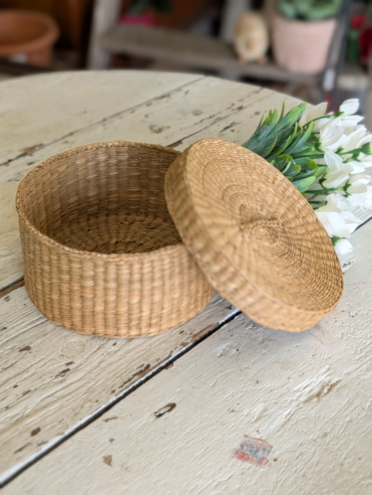 Single wicker basket with lid