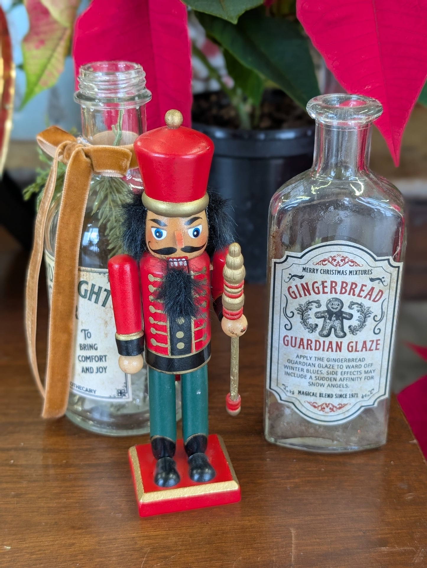 Mini nut cracker