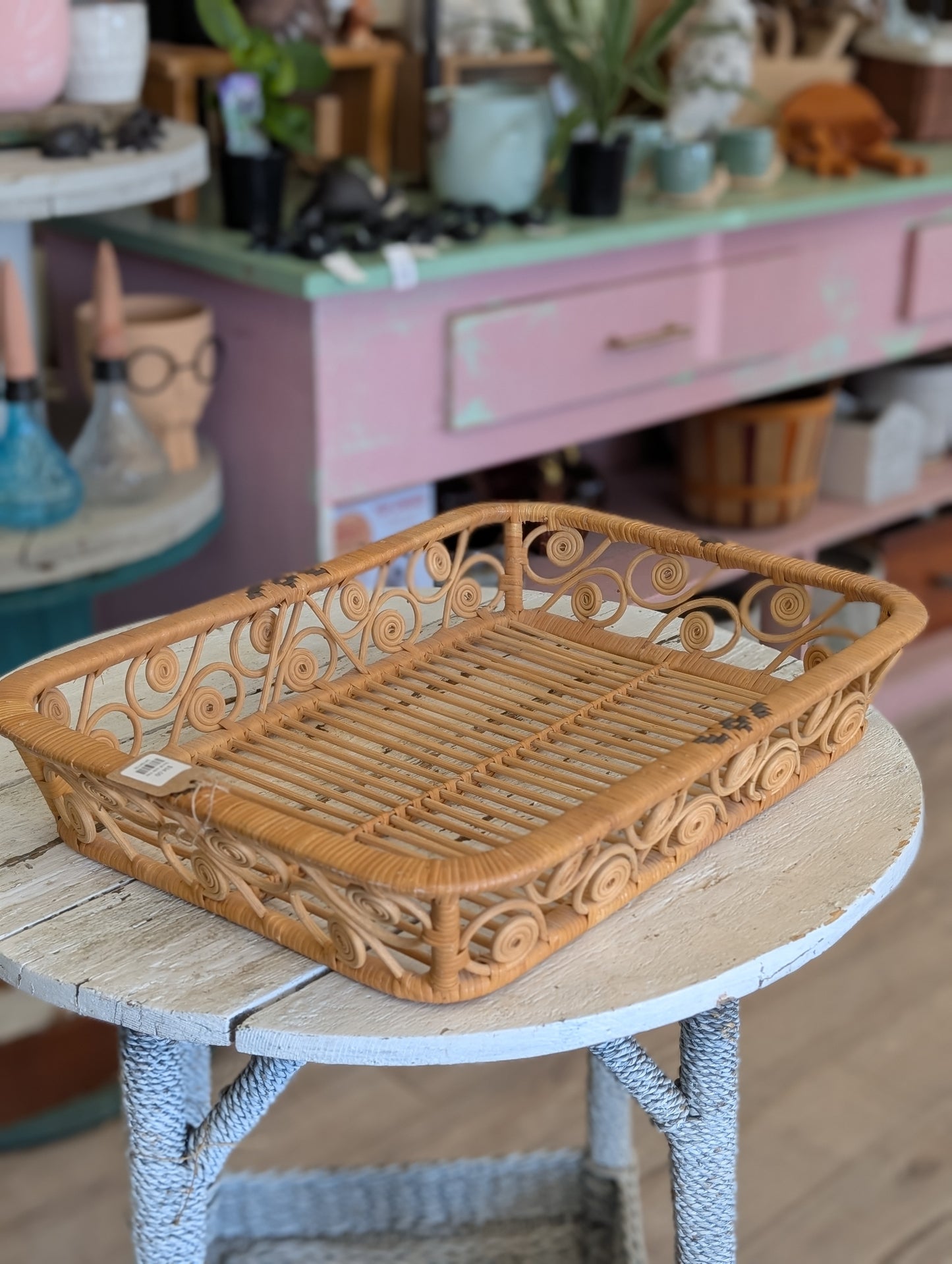 Scroll side tray
