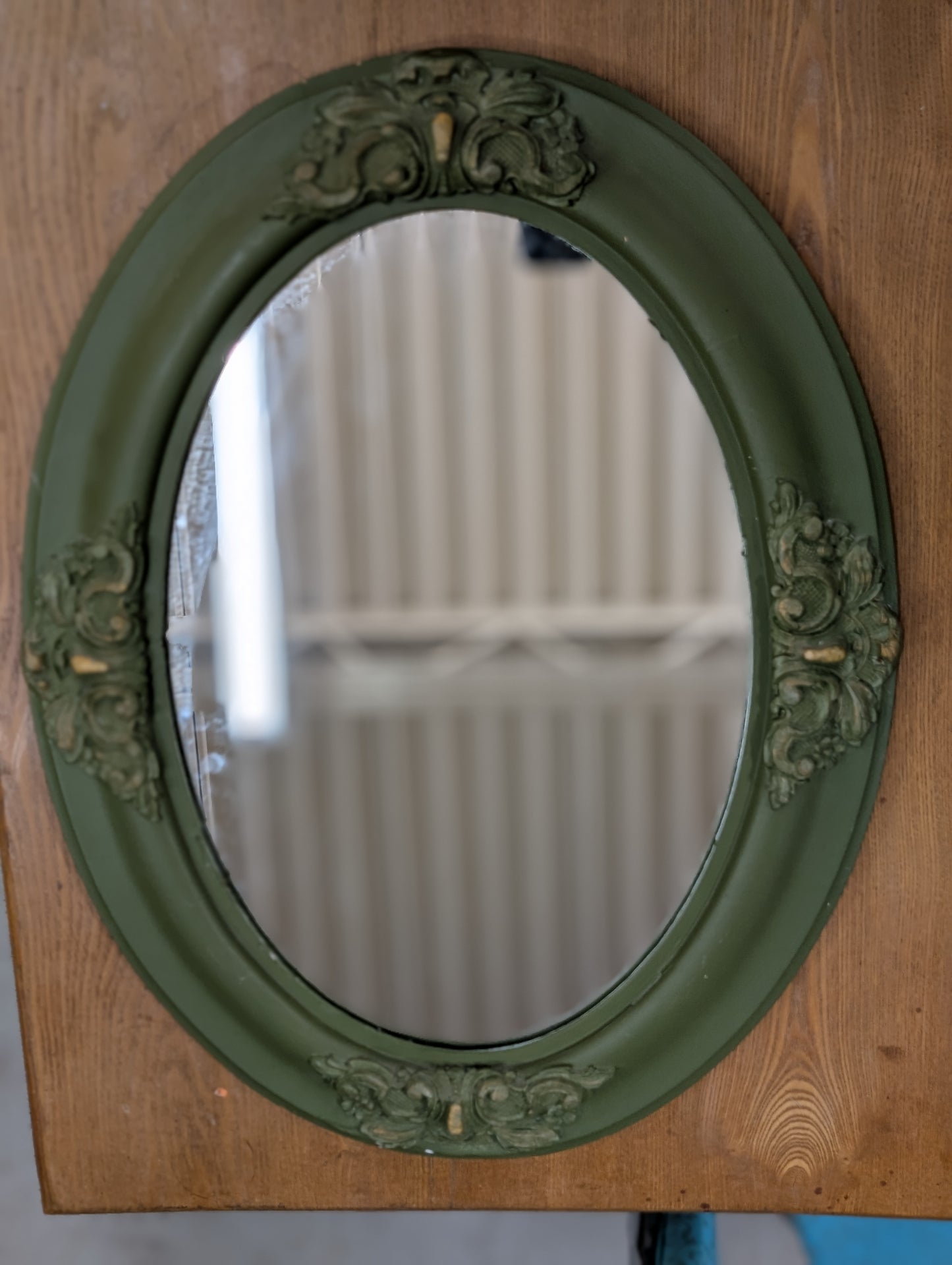 Oval mirror green