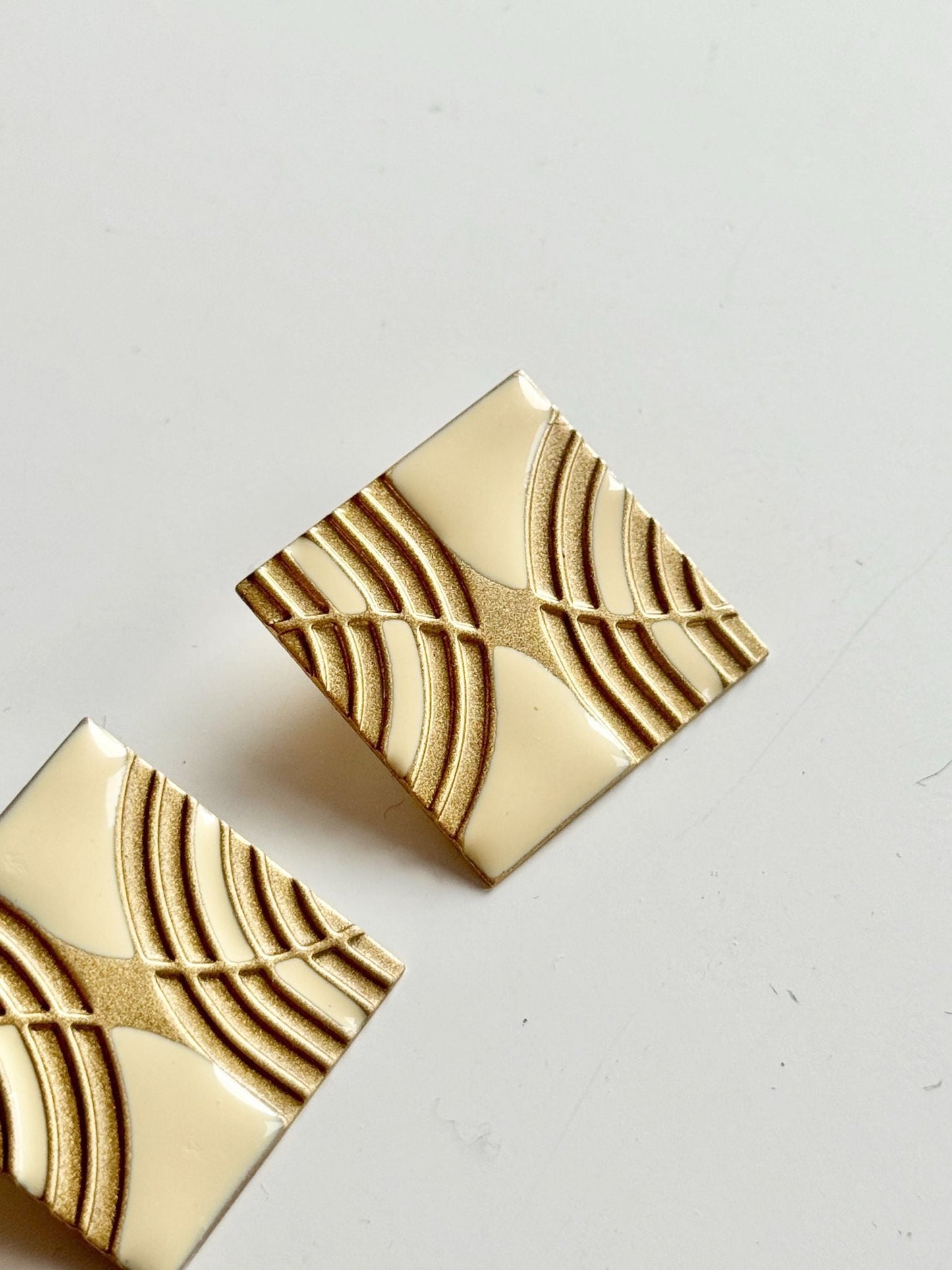 Vintage 80's Unsigned Gold Enamel Earrings - 4