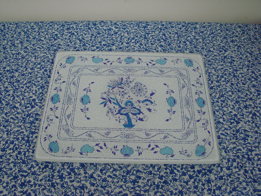 Glass cutting board blue onion pattern - 1