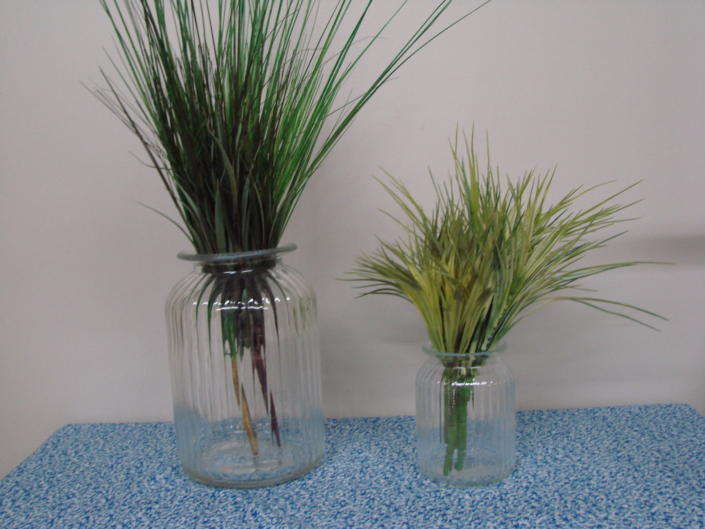 Set of 2 glass vases with greenery - 4