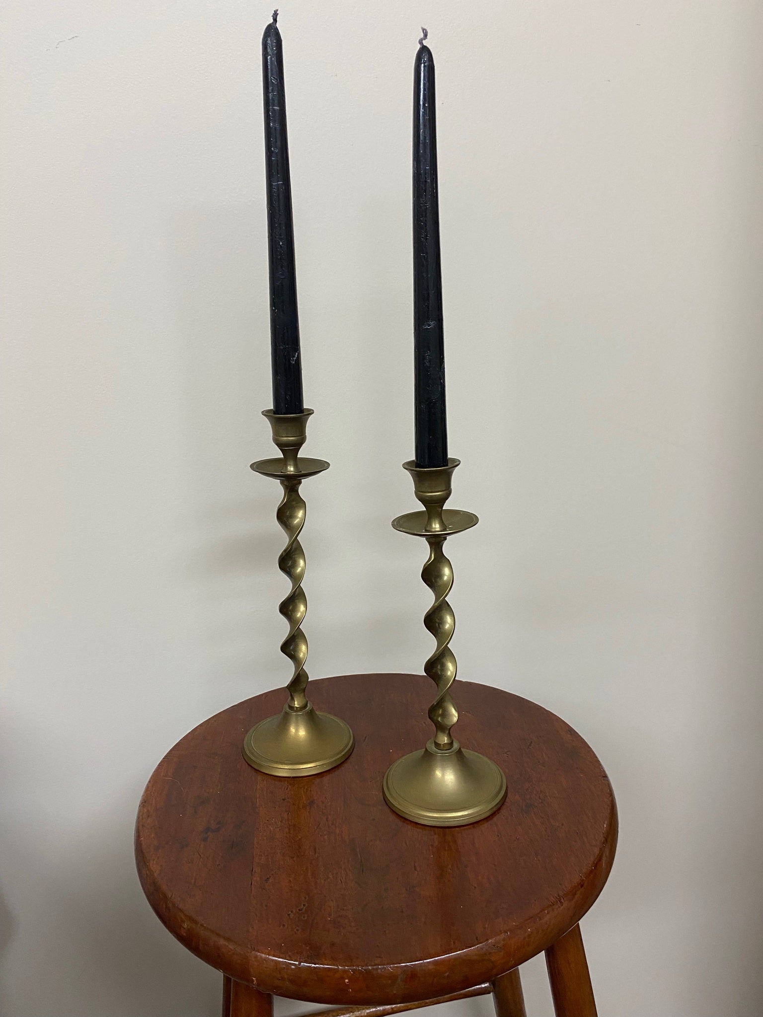 Brass swirl candlestick set with black candles - 1