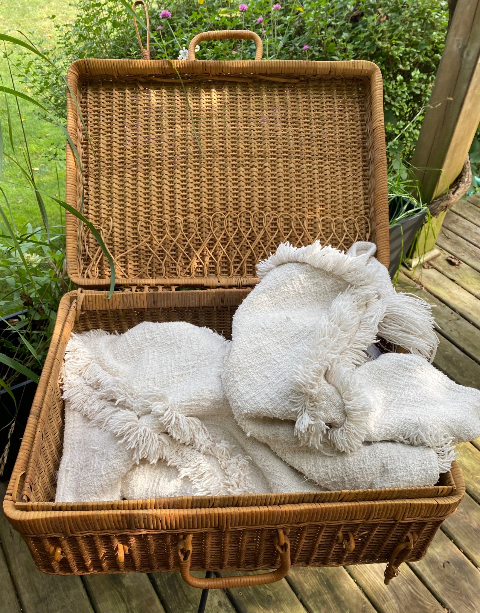 Large Wicker Picnic Basket with Lid - 1