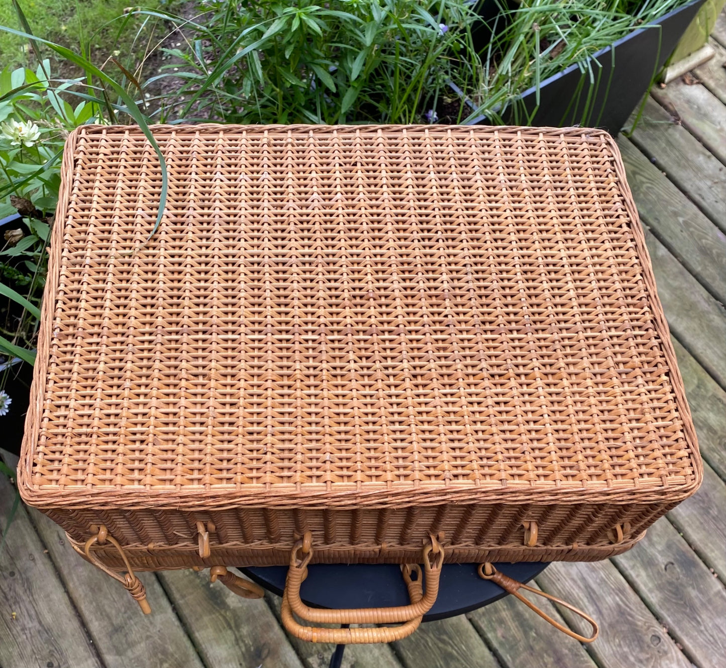 Large Wicker Picnic Basket with Lid - 4