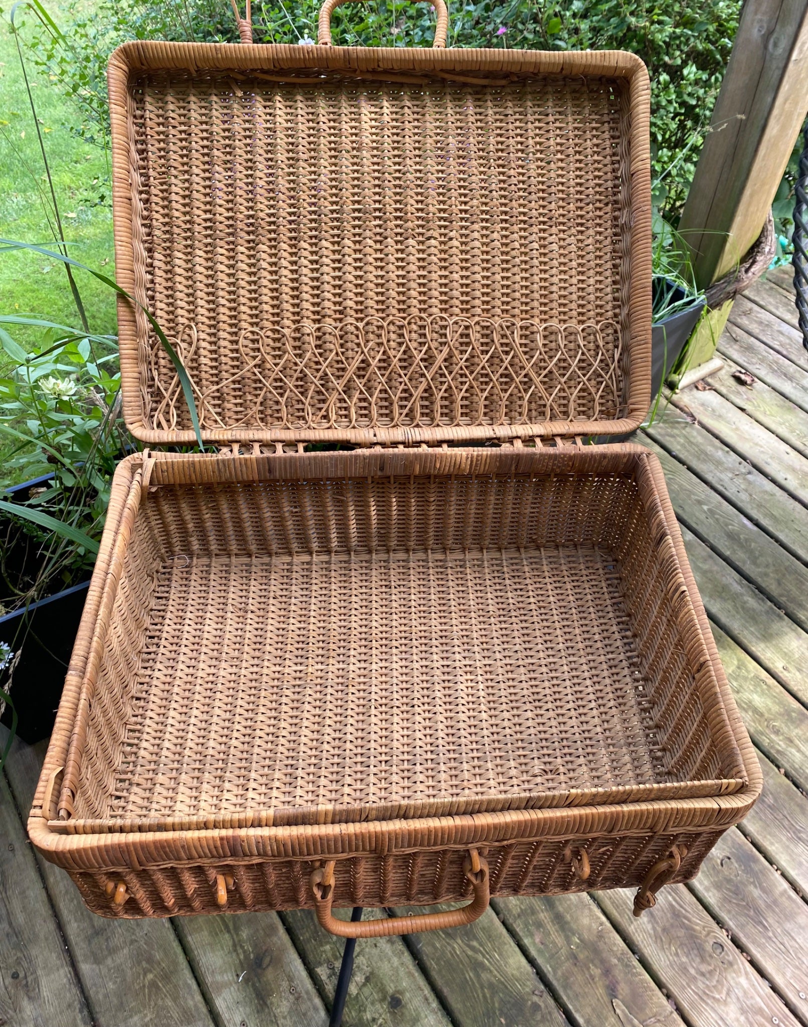 Large Wicker Picnic Basket with Lid - 3