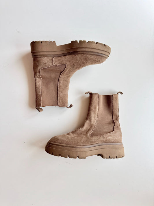 665f5e7d04f32b049949ecdf_zara-suede-1-copy_1757078981717.jpg