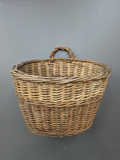 Wall hanging basket