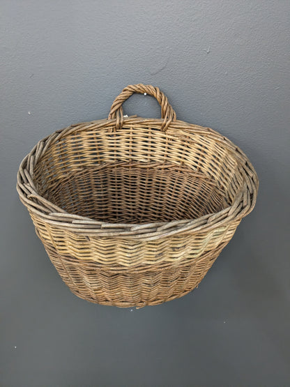 Wall hanging basket