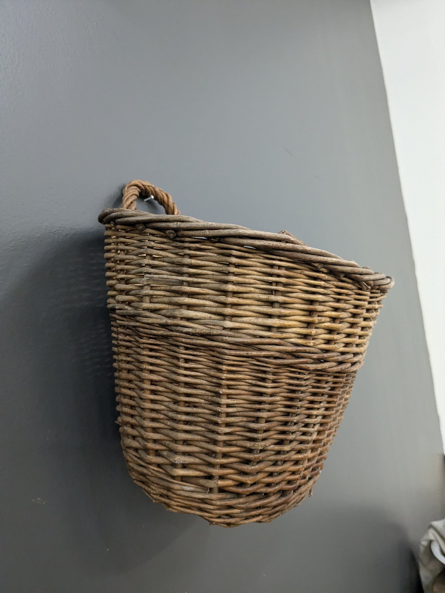 Wall hanging basket