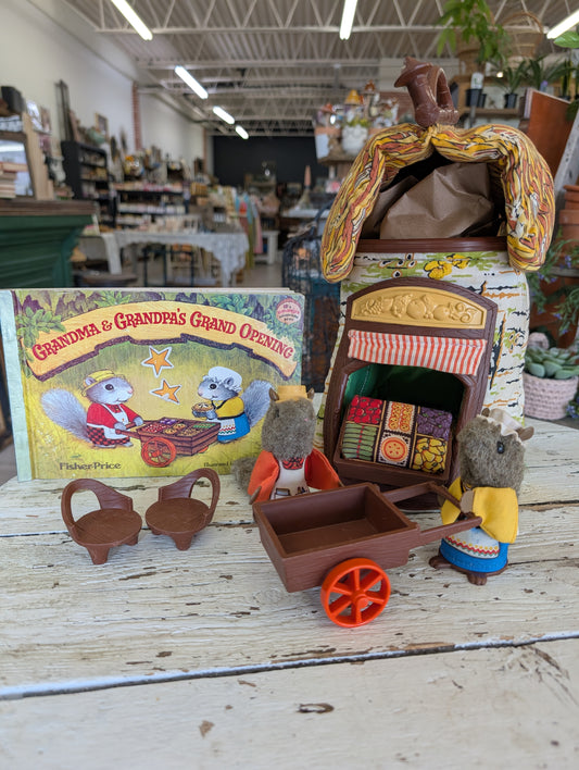 Woodsey Squirrel Store with book