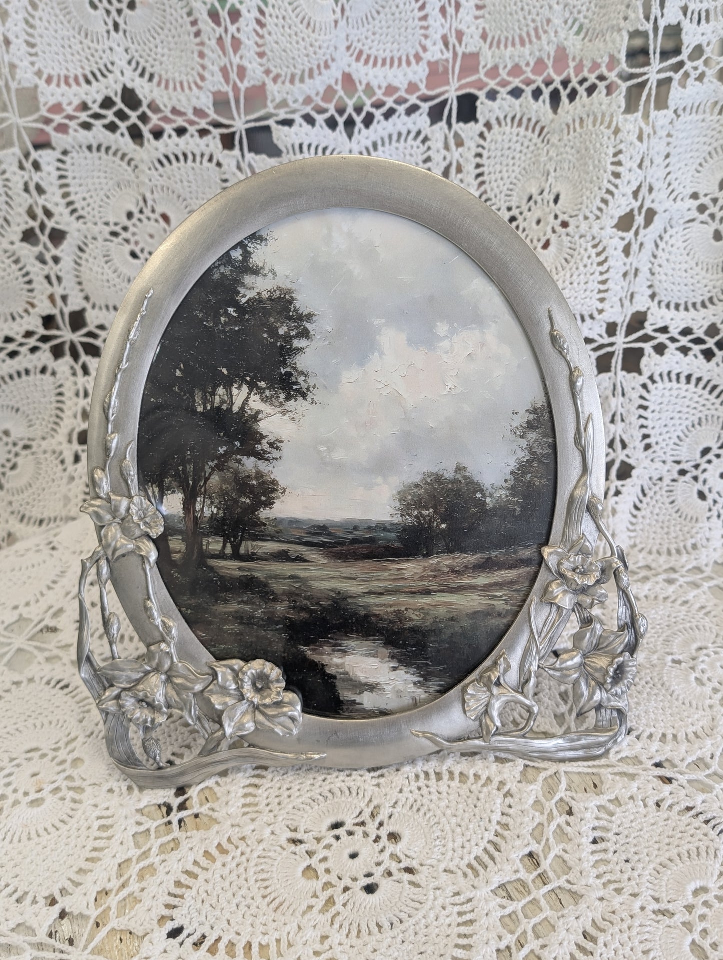 Daffodil Oval frame Pewter