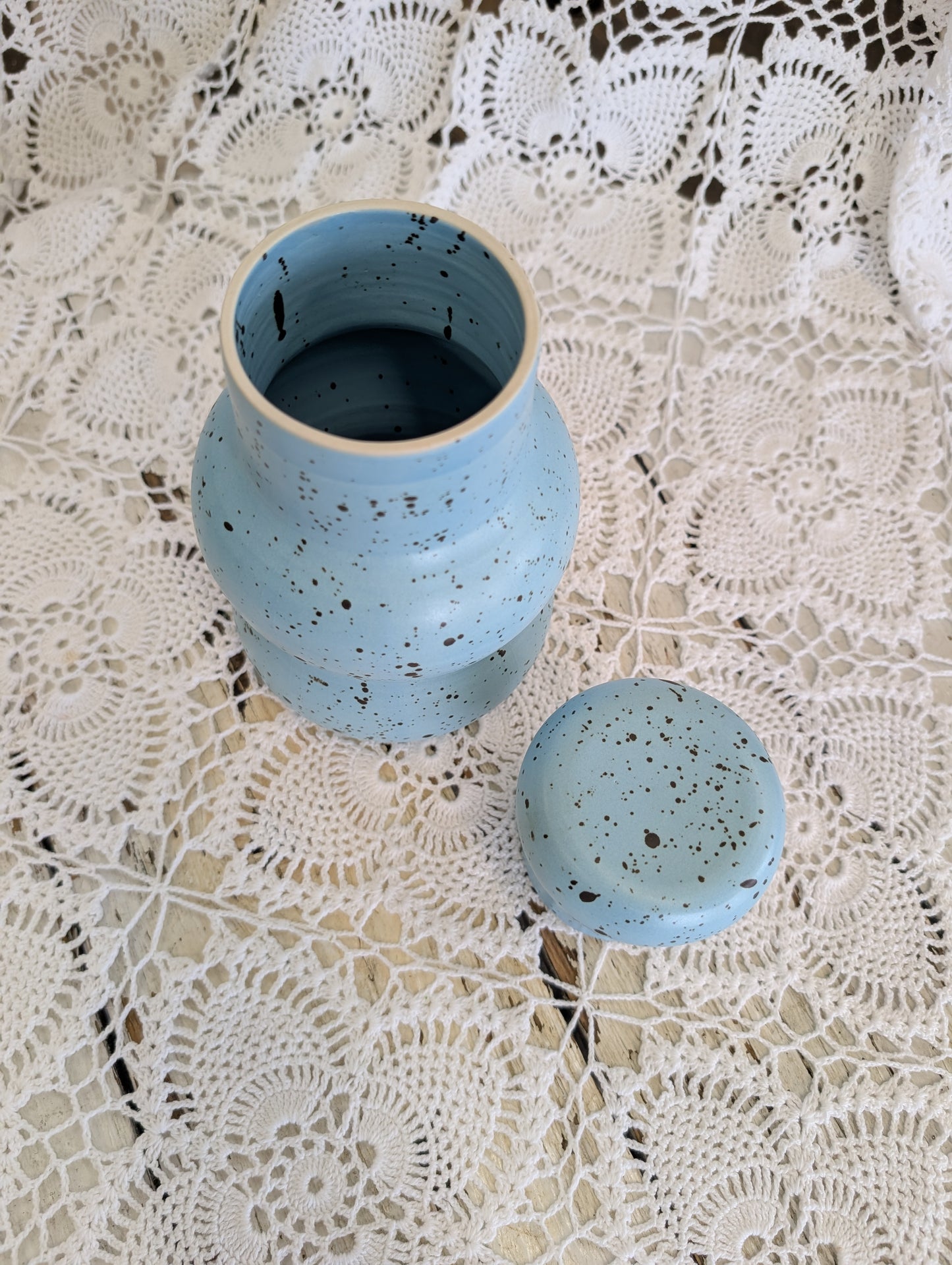 Pottery container with lid