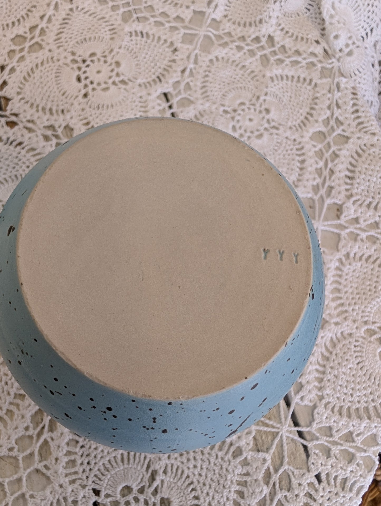 Pottery container with lid