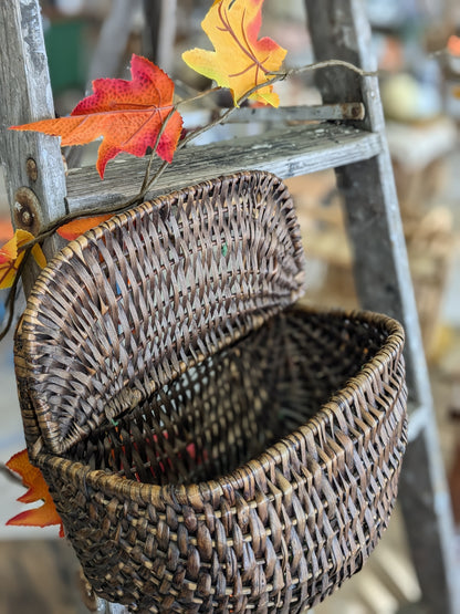 Whicker wall hanging basket