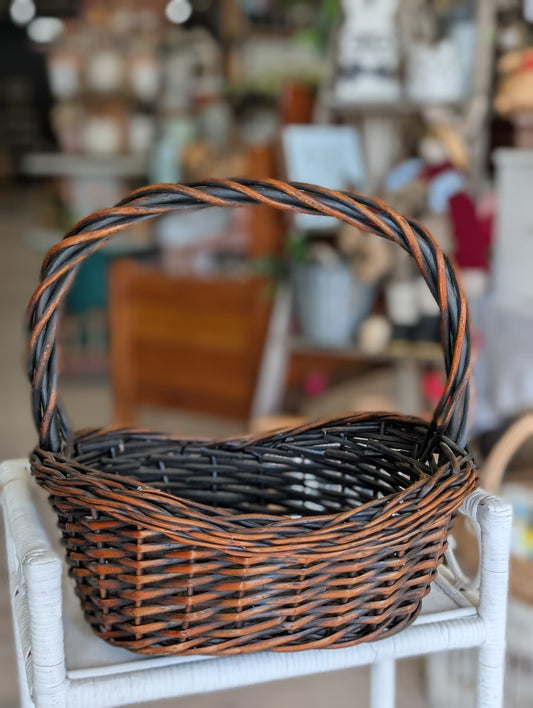 Whicker basket with handle