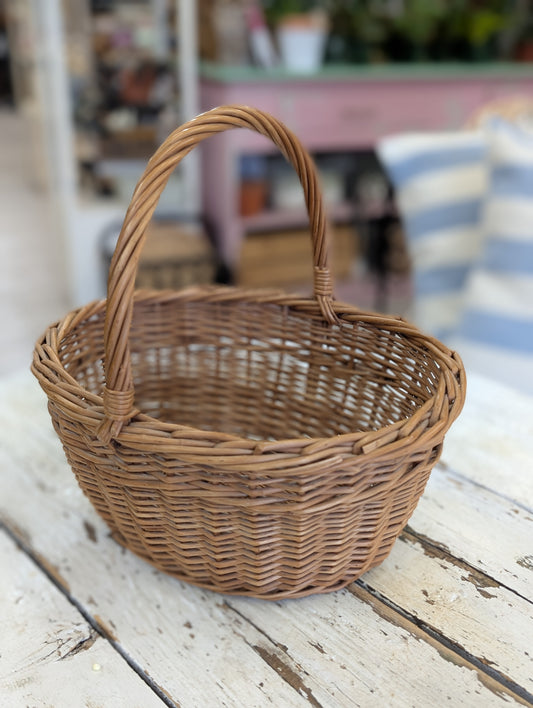 Whicker basket with handle
