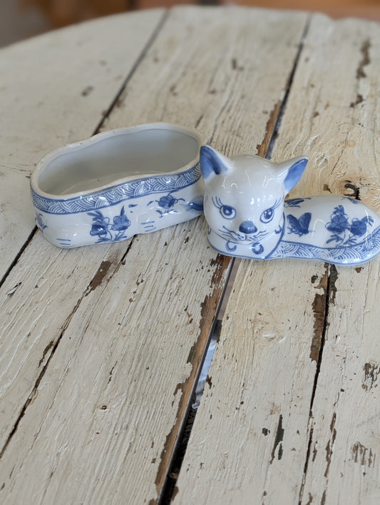Chinoserie blue and white kitty