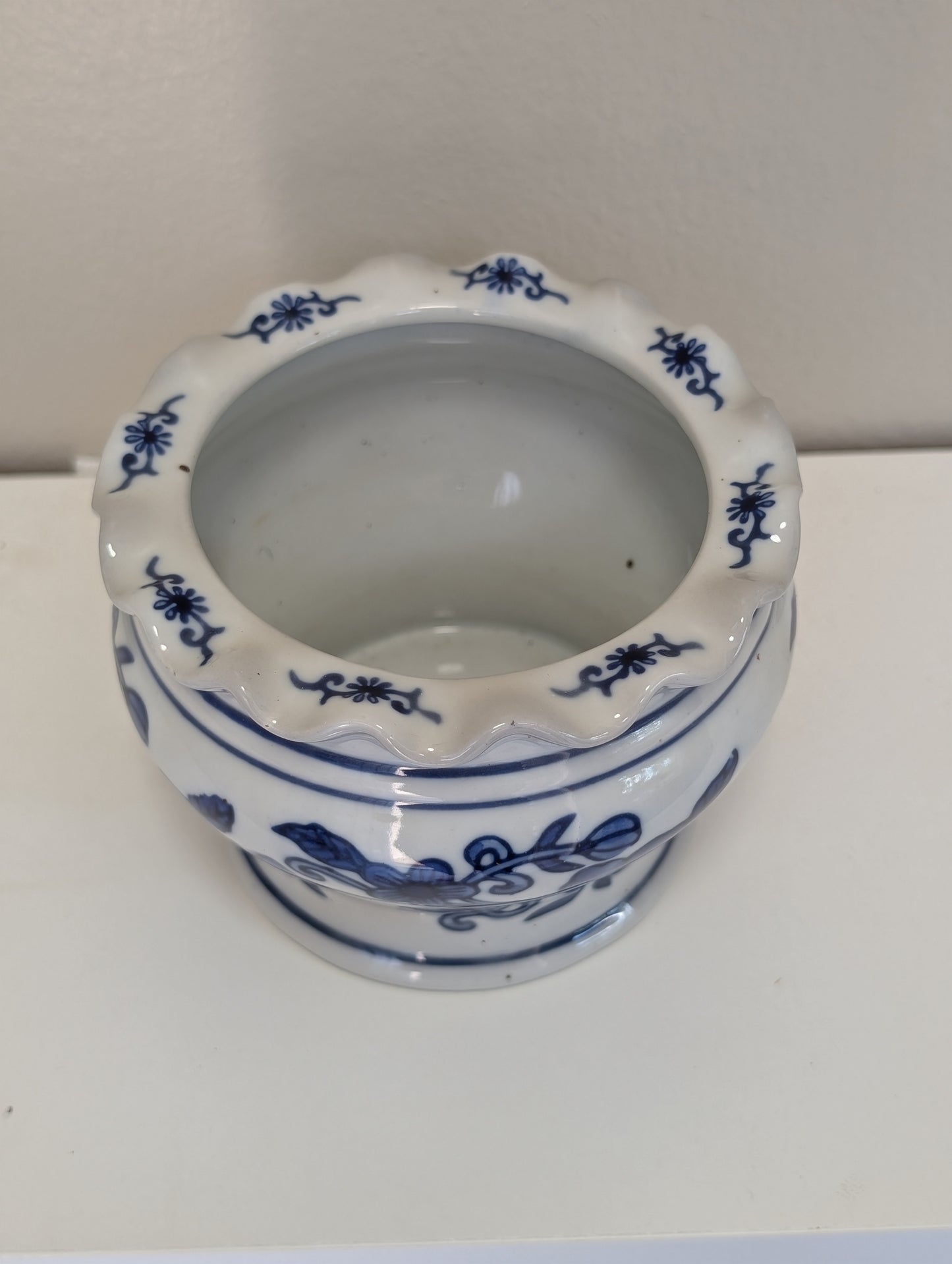 Blue and white small potb
