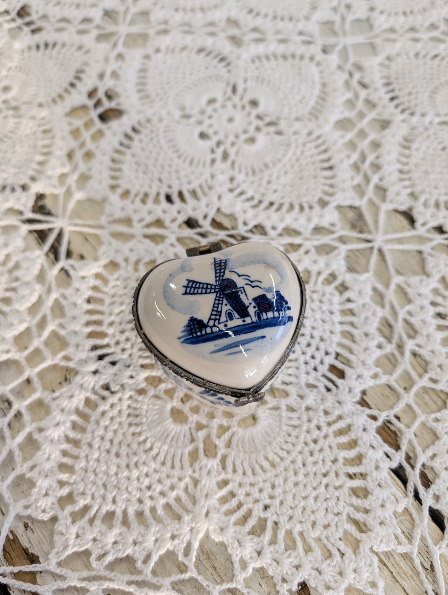 Ceramic heart container