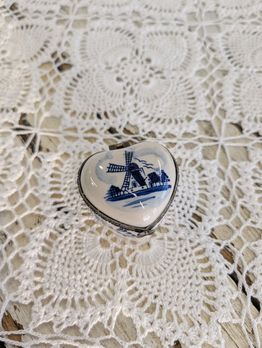 Ceramic heart container