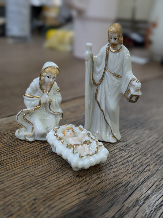 Small nativity scene white and gold