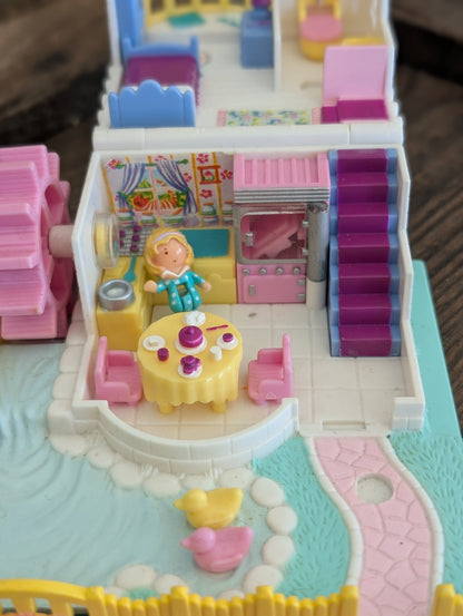 Grandma's Cottage House Polly Pocket