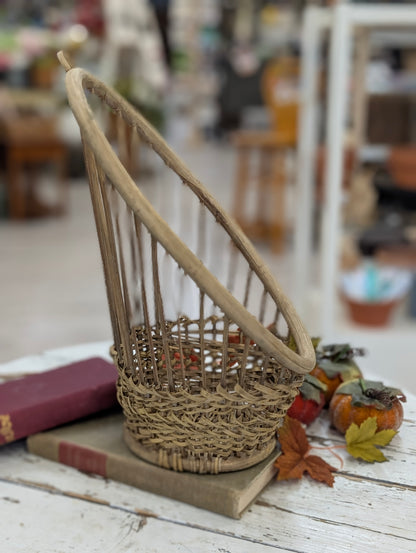 Wall basket