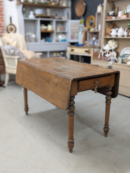 Drop leaf table
