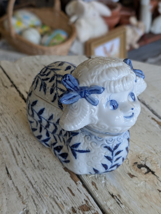 Chinoserie blue and white lamb container