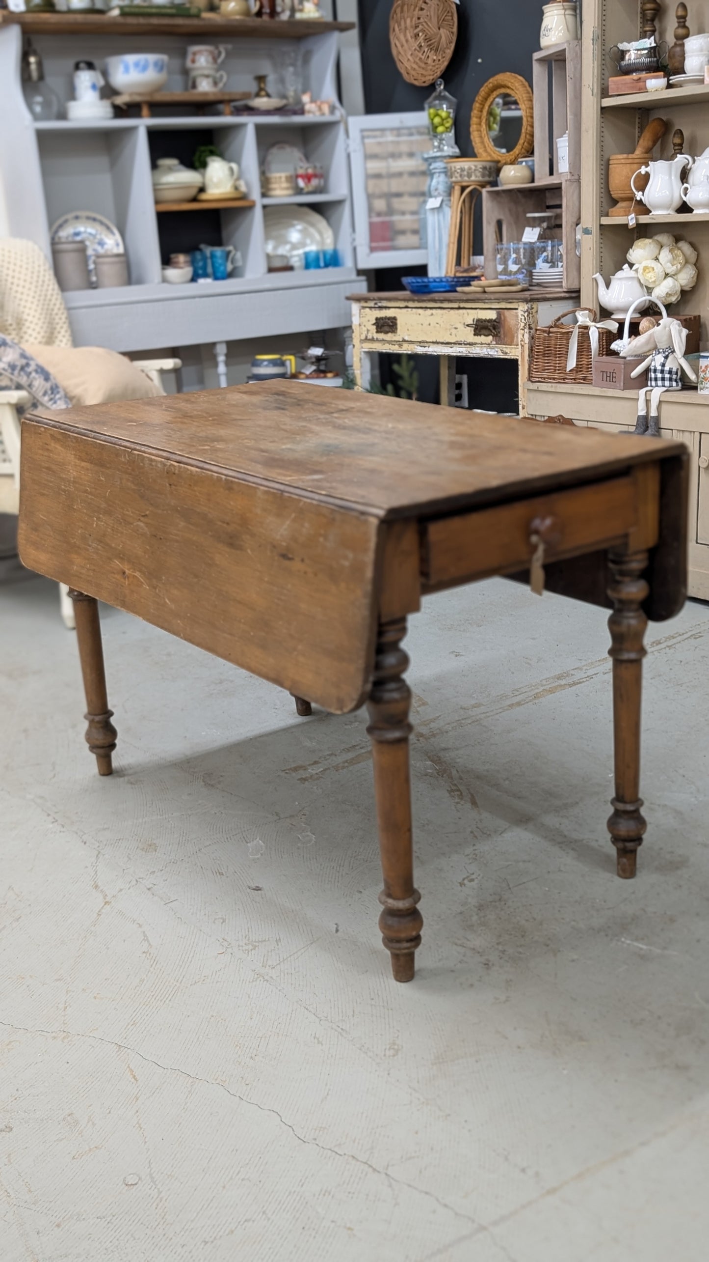 Drop leaf table