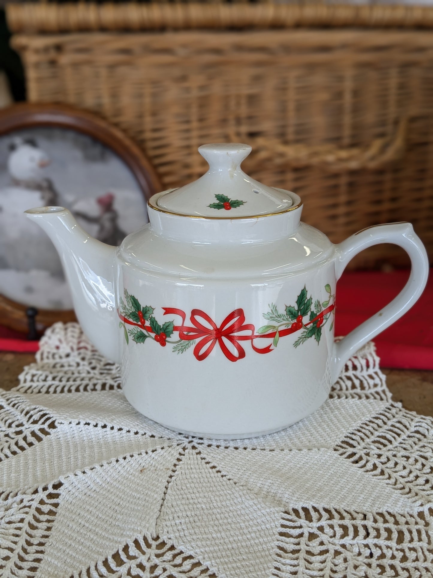 Holly Teapot