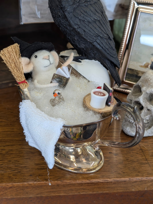 Witch mouse in Tub - Estelle