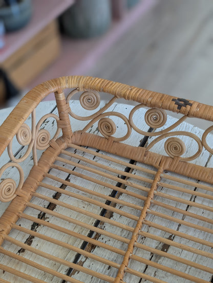 Scroll side tray