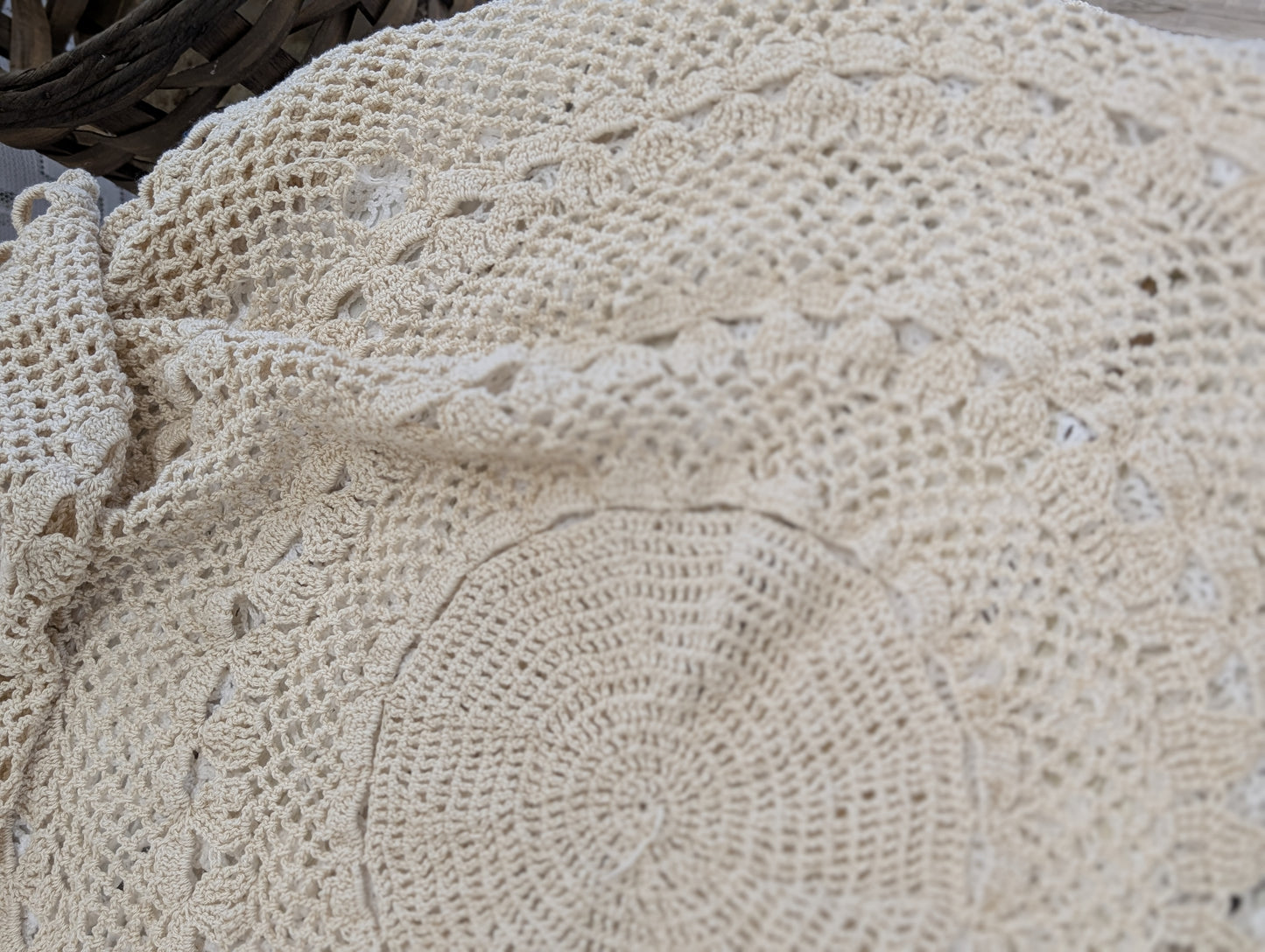 Crochet table cloth round