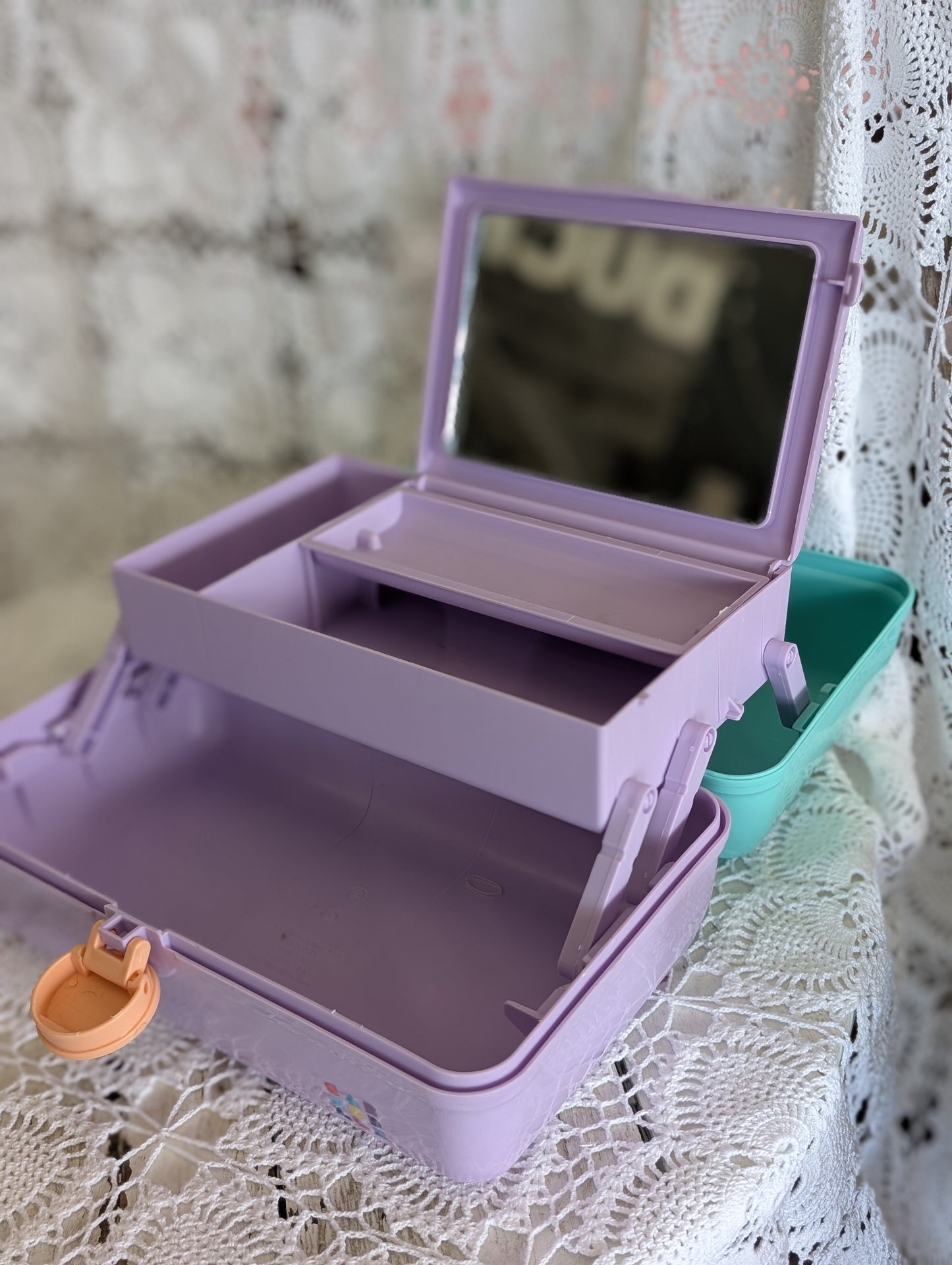 Cadoodles makeup container