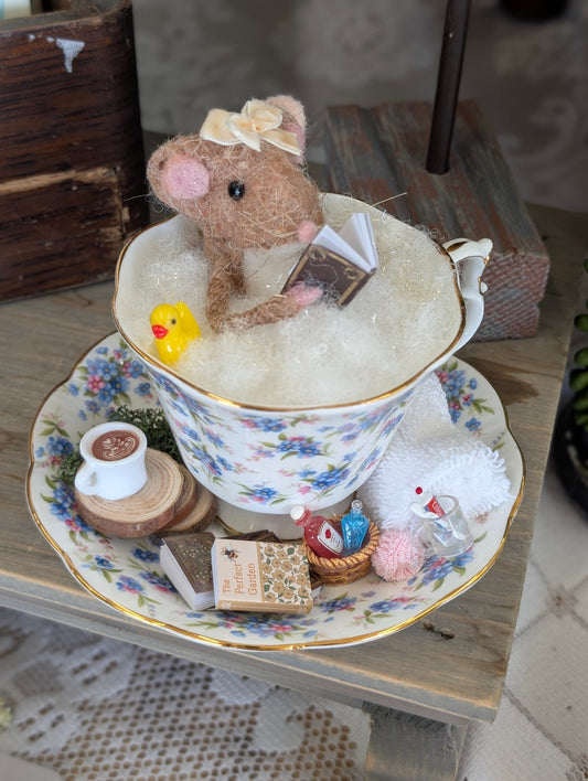 Teacup mouse Isla