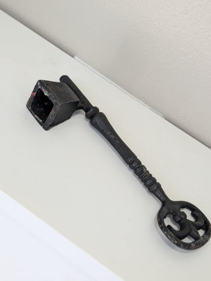 Key candle snuffer