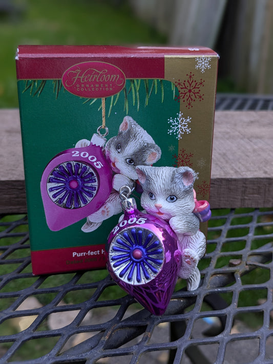 2005 Christmas kitty ornament